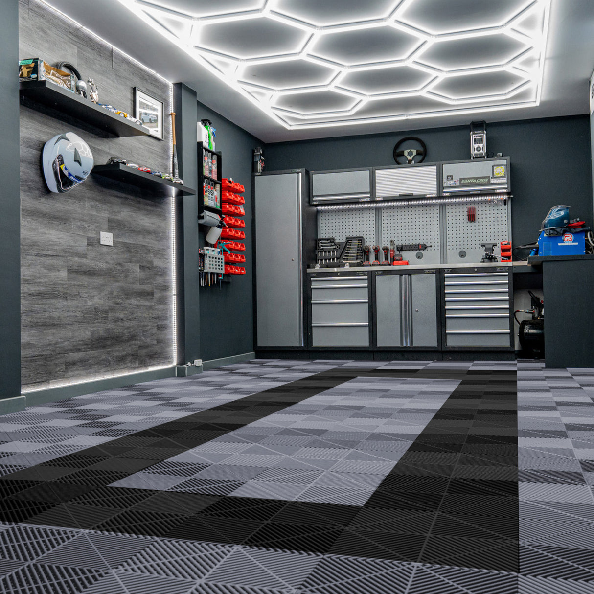 Baldosas de polipropileno en tonos gris y negro, con textura antideslizante, en un garaje moderno con luz LED hexagonal en el techo