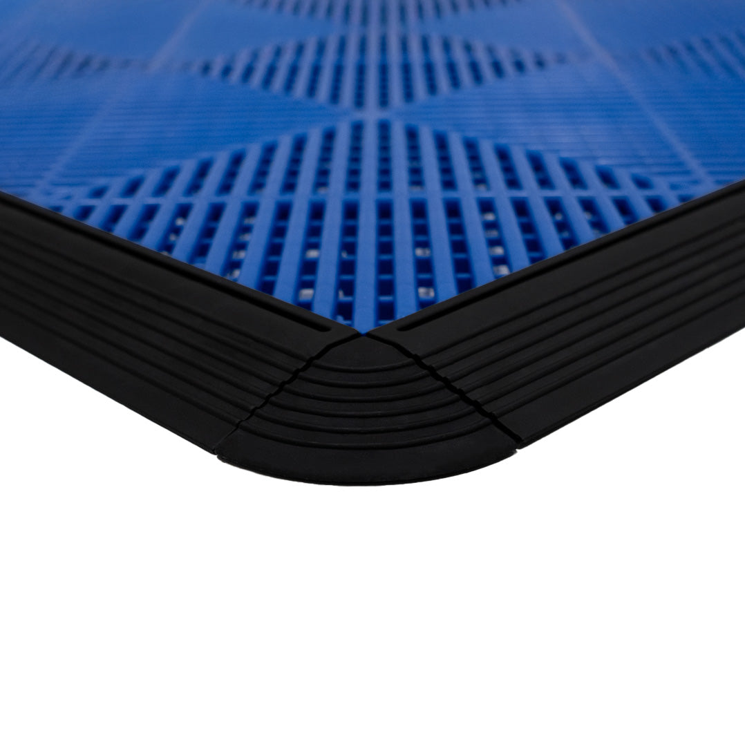 Baldosas de polipropileno azul con bordes negros, superficie texturizada y diseño hexagonal, ideal para espacios interiores y exteriores