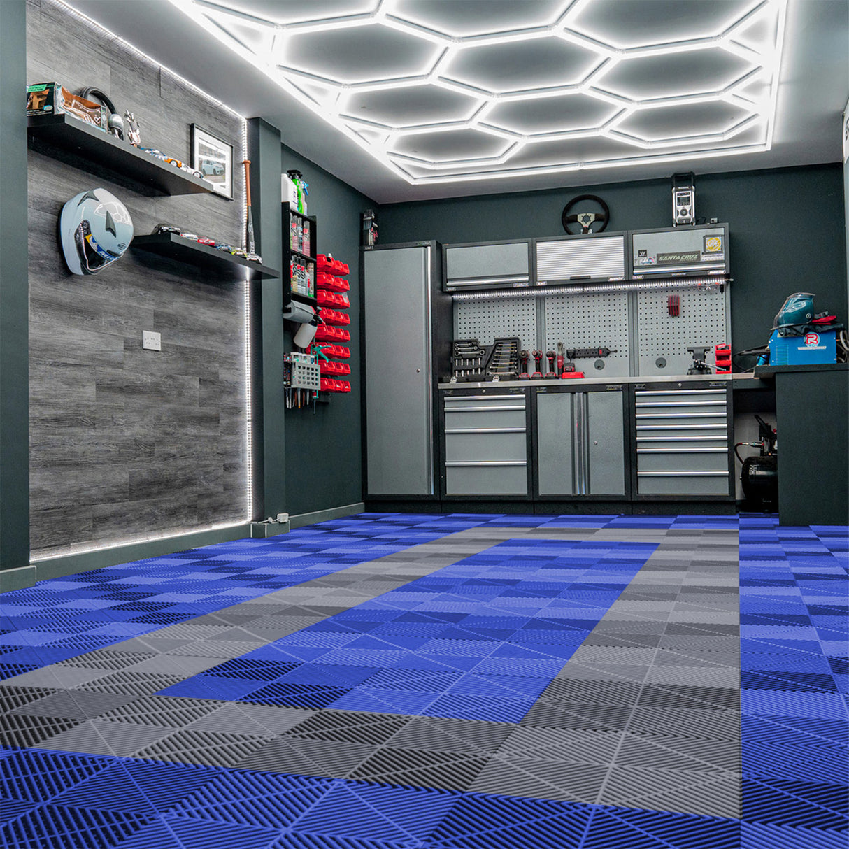 Baldosas de polipropileno en azul y gris, con textura antideslizante, en un garaje moderno con luz LED hexagonal en el techo