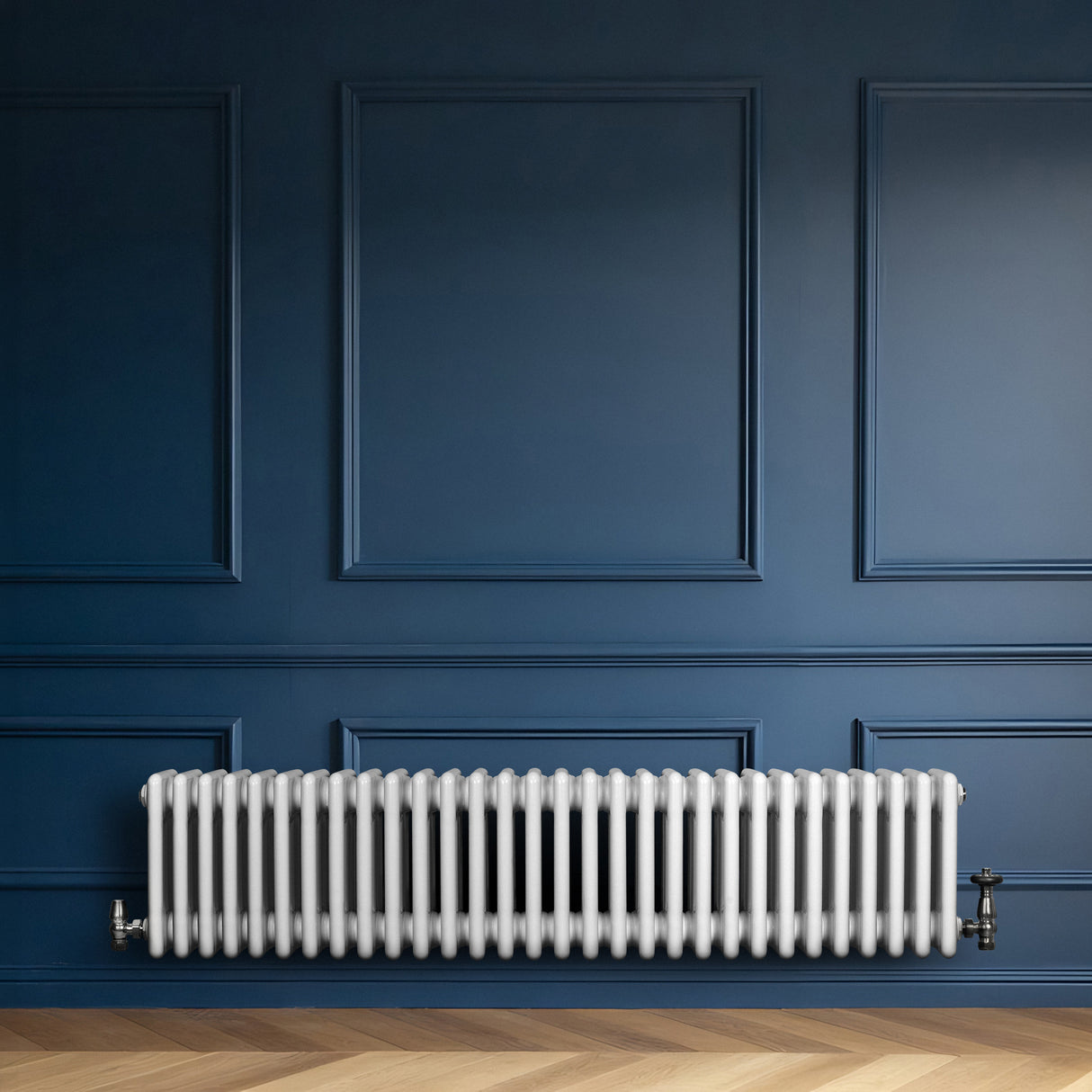 Radiador tradicional de 4 columnas en color blanco, instalado en una pared azul, con un diseño elegante y acabado liso