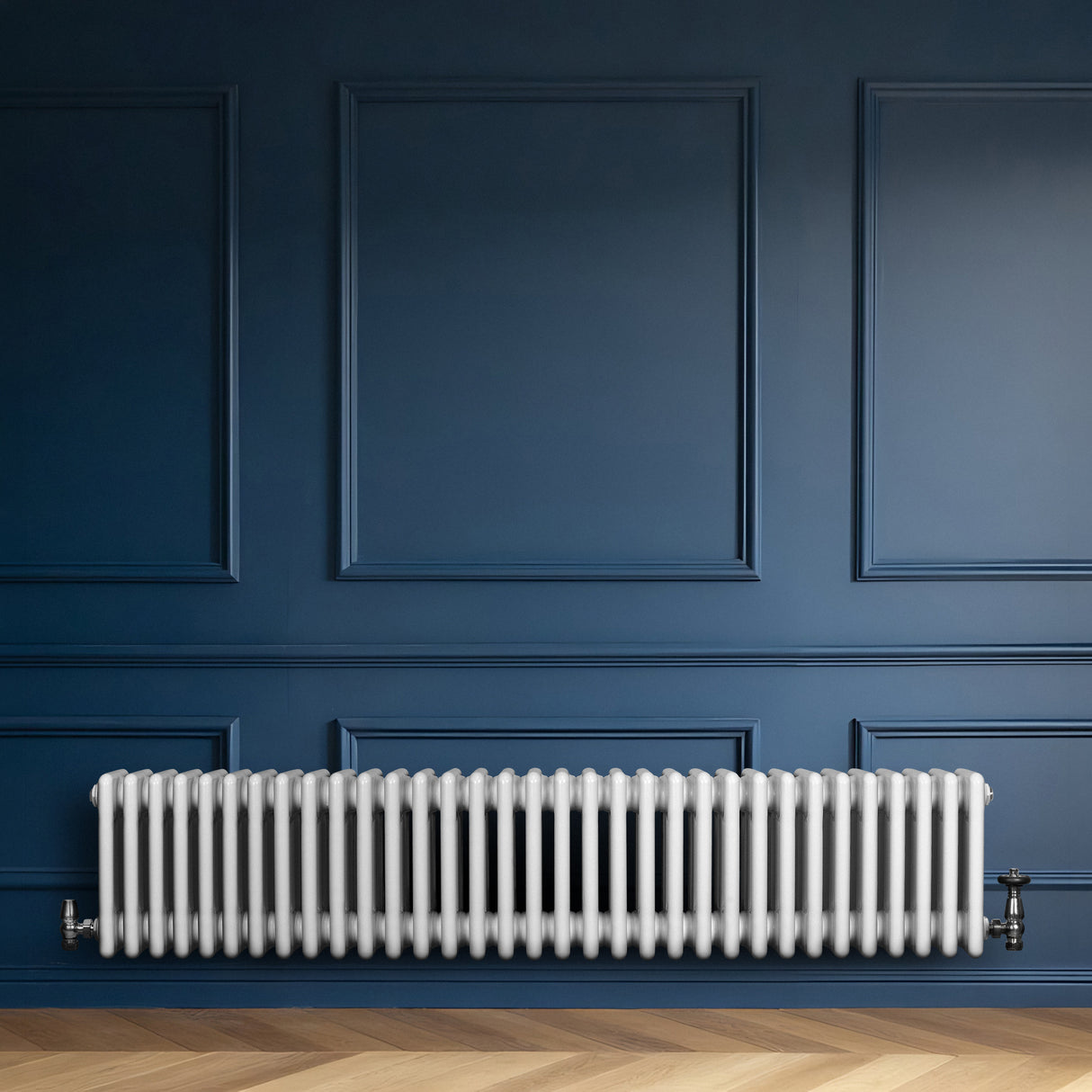 Radiador tradicional de 4 columnas en color blanco, instalado en una pared azul, con un acabado liso y elegante, ideal para calefacción