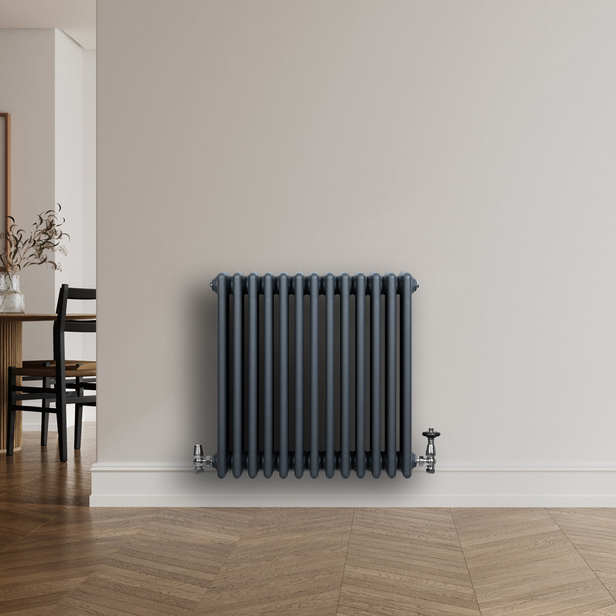 Radiador tradicional de 4 columnas en gris antracita, con acabado mate y diseño elegante, instalado en pared de sala moderna