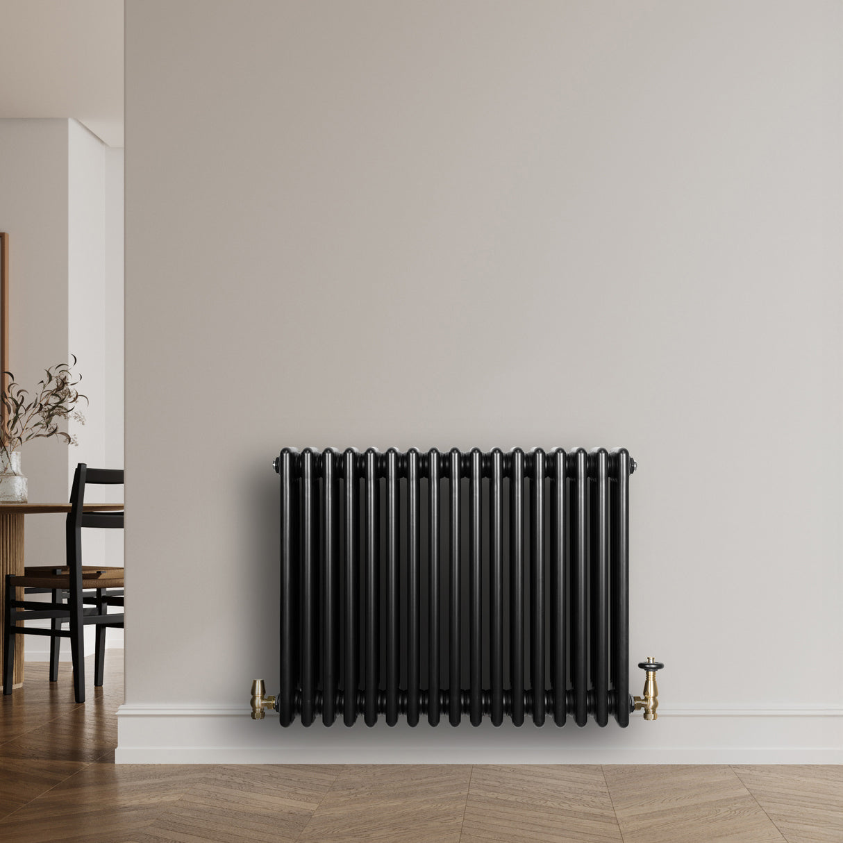 Radiador tradicional de 4 columnas en color negro, con acabado brillante y diseño elegante, instalado en una pared clara