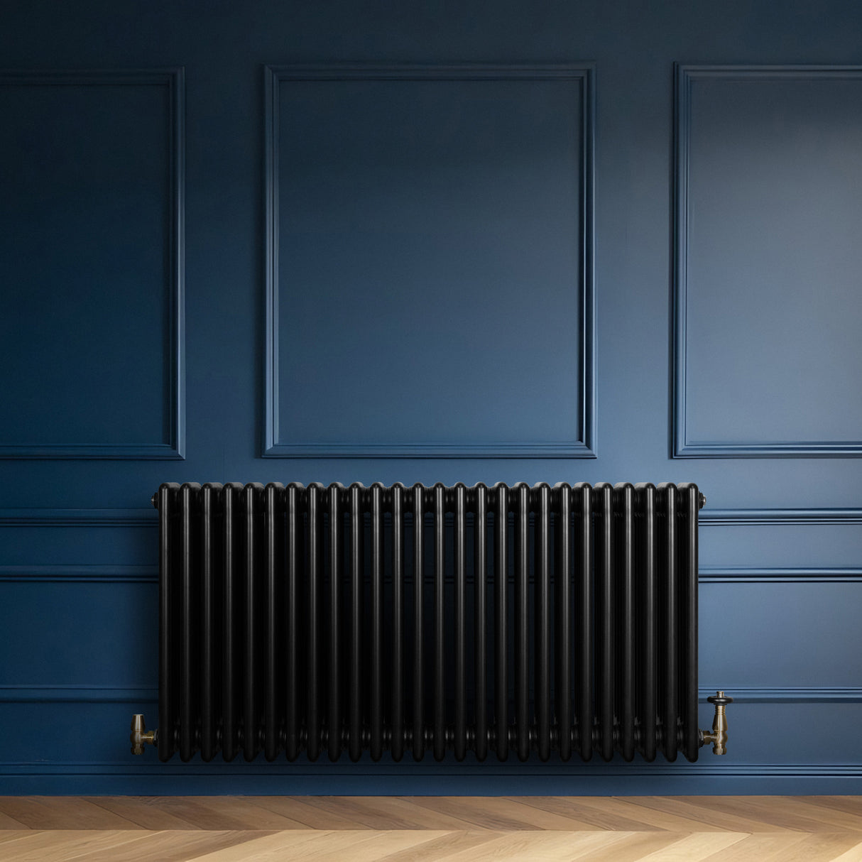 Radiador tradicional de 4 columnas en color negro, instalado en una pared azul, con un diseño elegante y líneas rectas