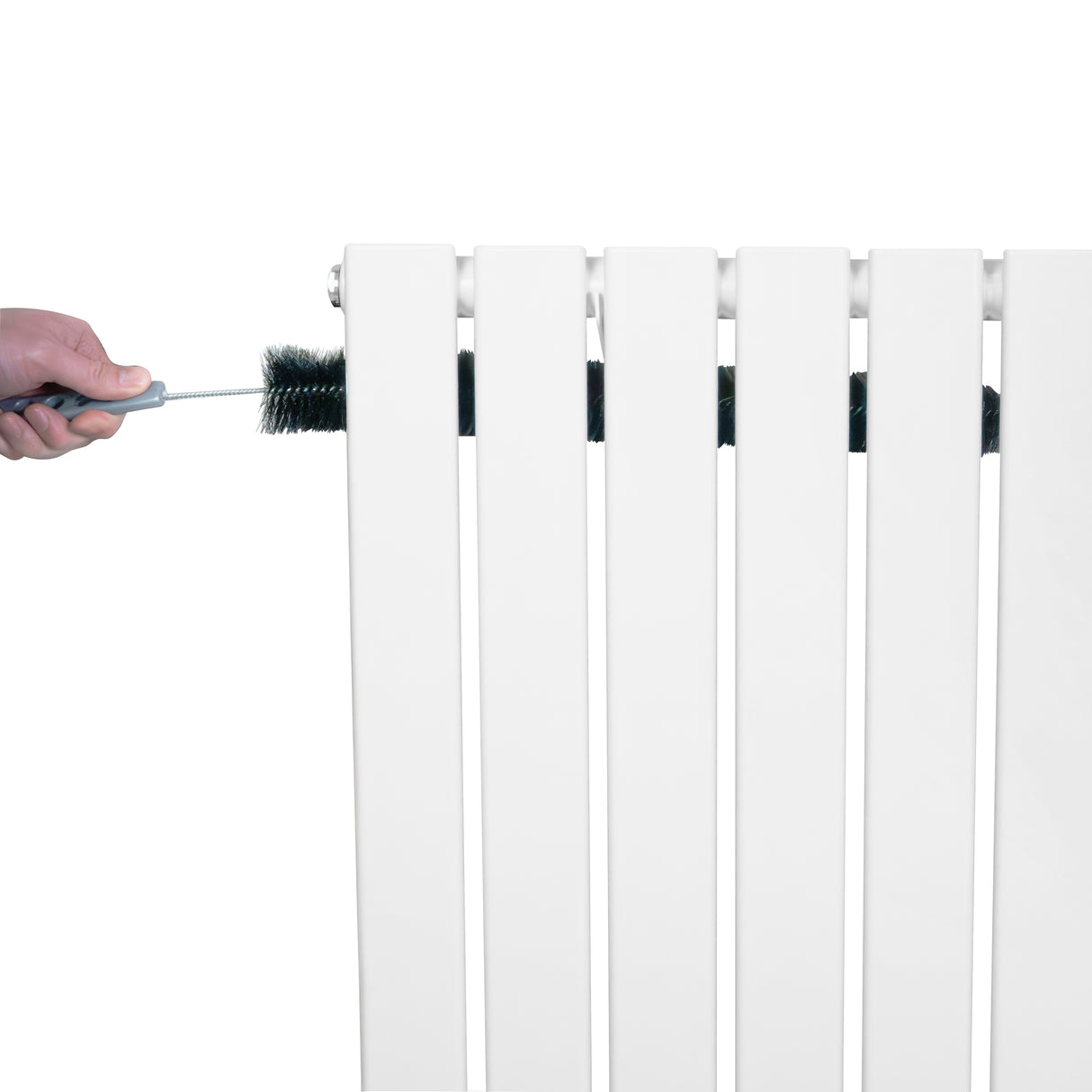 Radiador de columna única blanco de 600 mm x 700 mm, con un cepillo limpiador en la parte superior, mostrando su diseño elegante y funcional