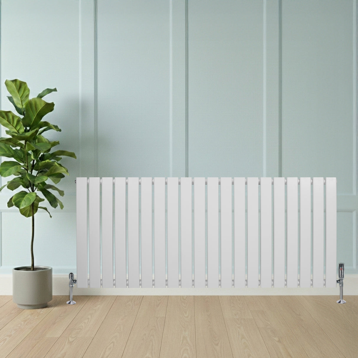 Radiador de columna única blanco de 600 mm x 1400 mm, con diseño moderno y líneas rectas, colocado junto a una planta en maceta sobre suelo de madera clara