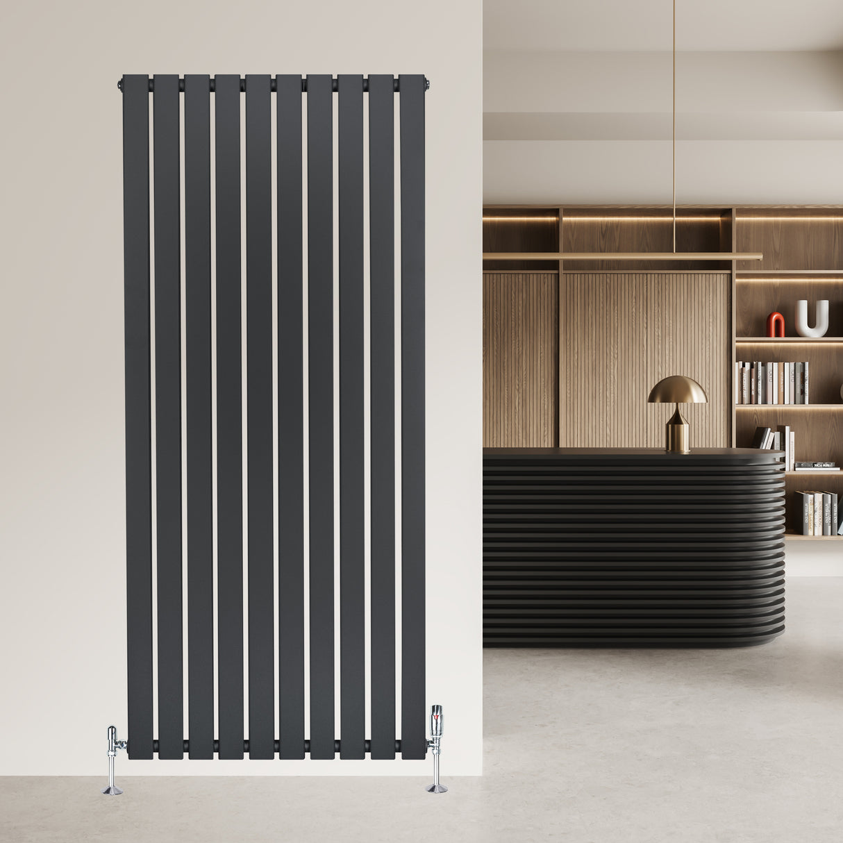 Radiador de columna única en gris antracita, con diseño vertical y líneas rectas, instalado en una pared moderna y minimalista