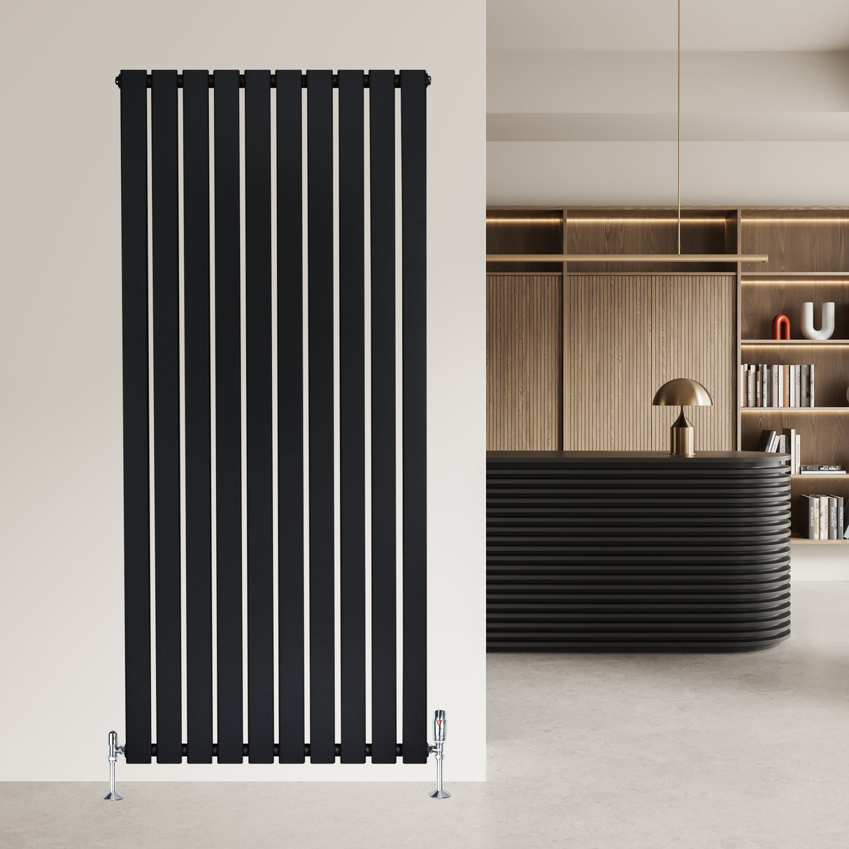 Radiador de columna única negro de 1600 mm x 700 mm, con diseño moderno y líneas verticales, instalado en una pared clara