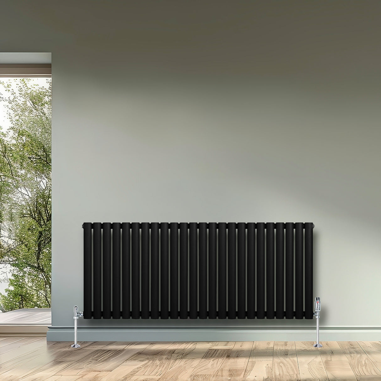 Radiador de columna ovalado negro de 600 mm x 1440 mm, con acabado liso y moderno, instalado en una pared junto a una ventana