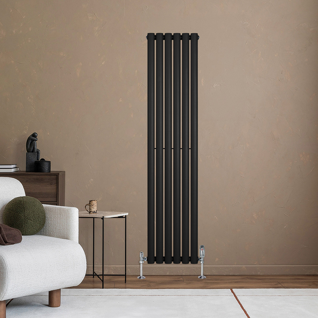 Radiador de columna ovalado negro de 1600 mm x 360 mm, con un diseño moderno y elegante, instalado en una pared beige clara