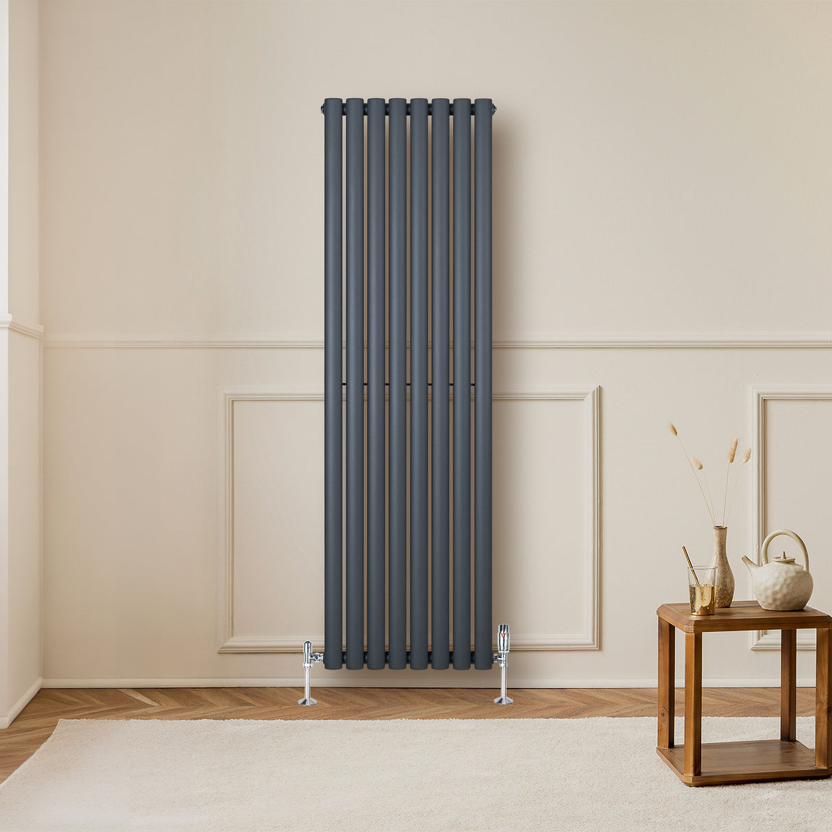 Radiador de columna ovalado en gris antracita, 1600 mm x 480 mm, con acabado liso y moderno, instalado en una pared clara