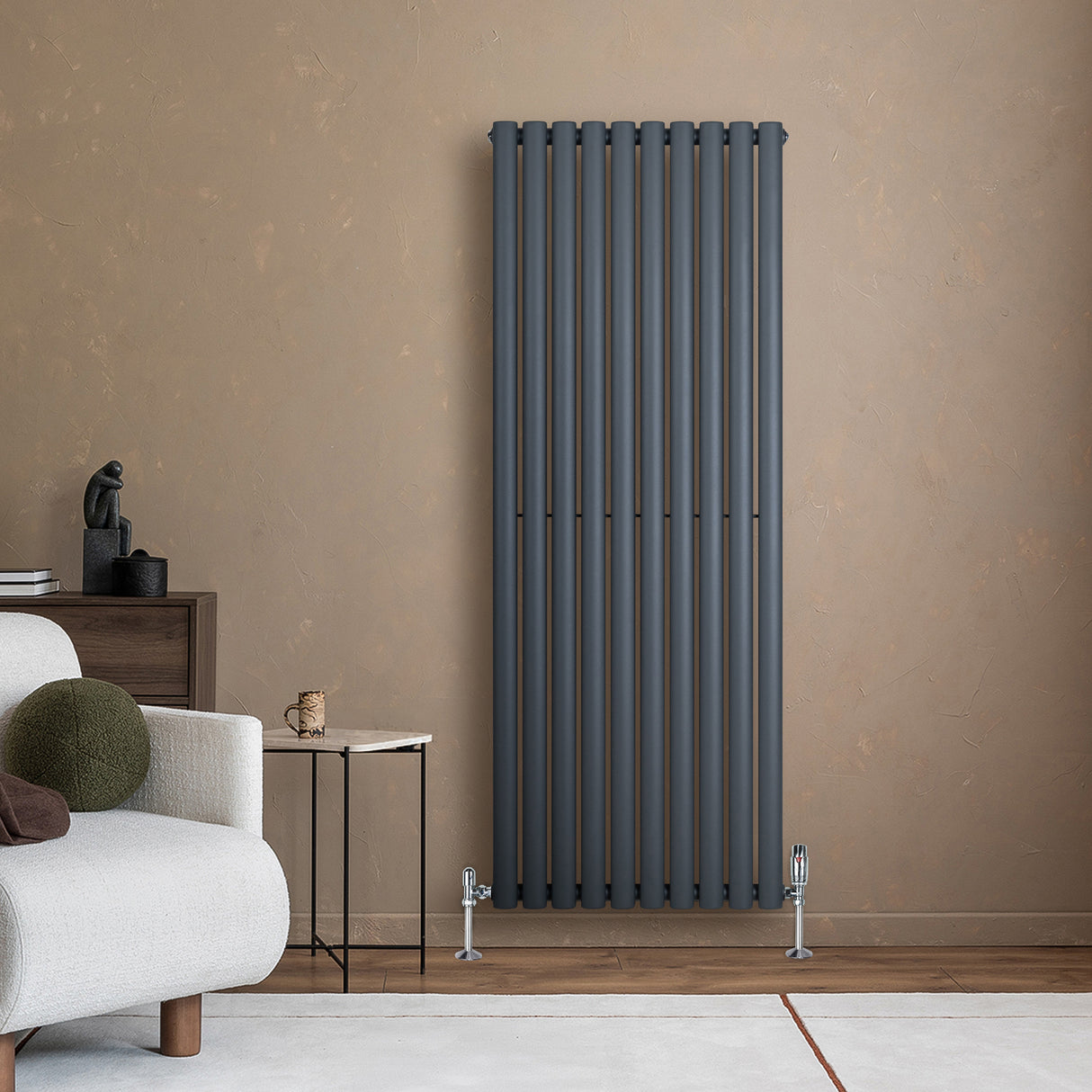 Radiador de columna ovalado gris antracita de 1600 mm x 600 mm, con diseño moderno y acabado mate, instalado en pared beige