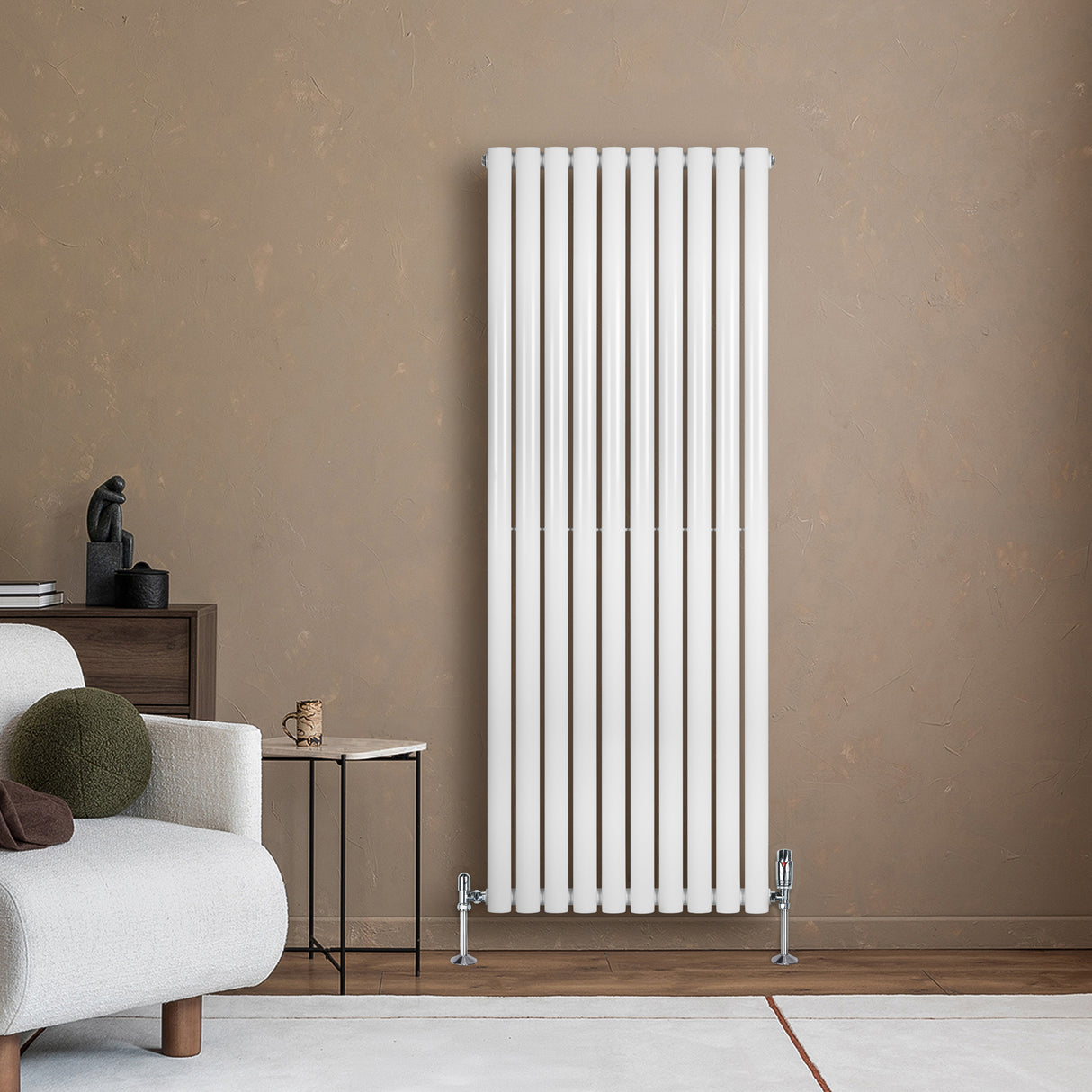 Radiador de columna ovalado blanco de 1600 mm x 600 mm, con diseño elegante y moderno, instalado en una pared beige junto a un sofá claro