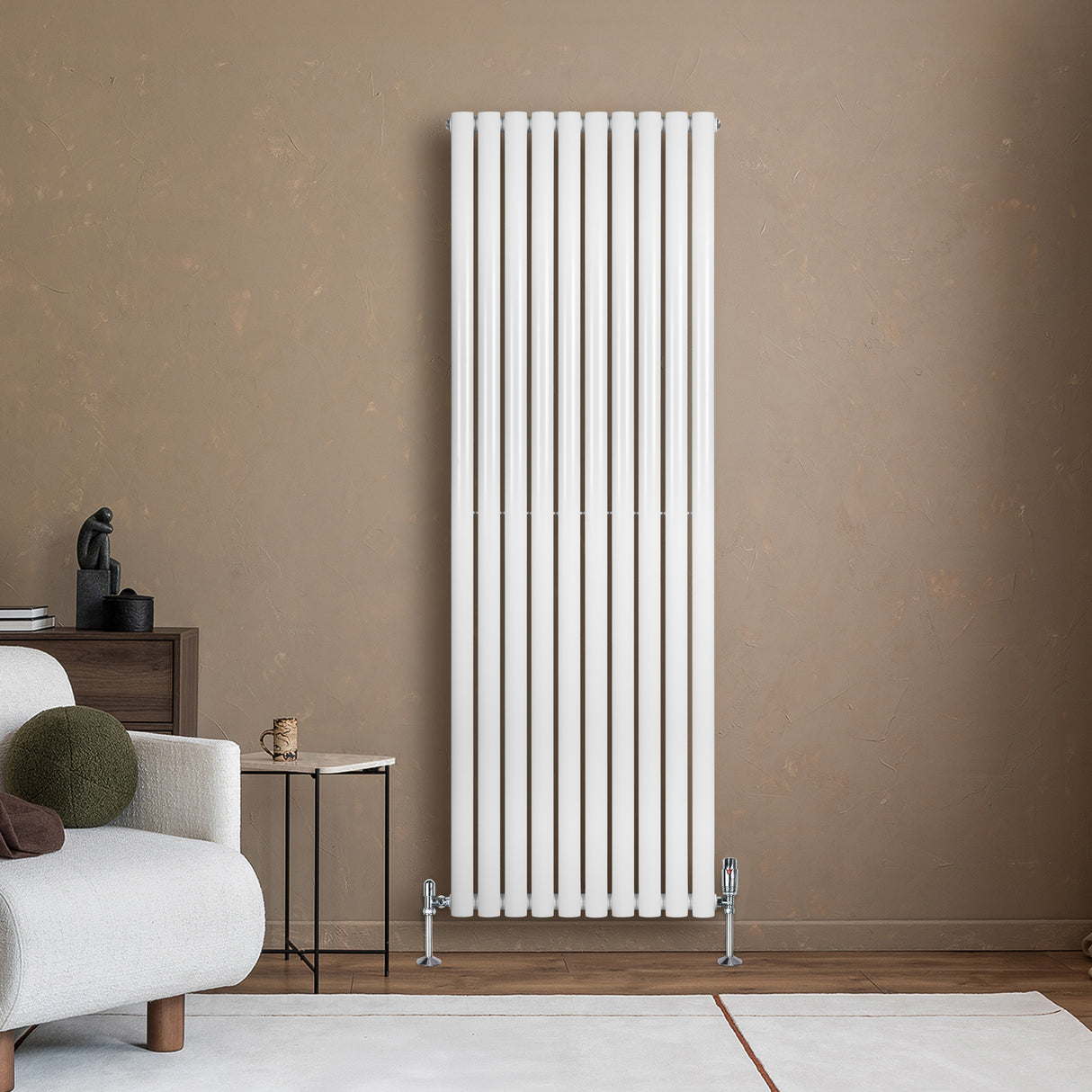 Radiador de columna ovalado blanco de 1800 mm x 600 mm, con diseño moderno y acabado liso, instalado en pared clara junto a un sofá