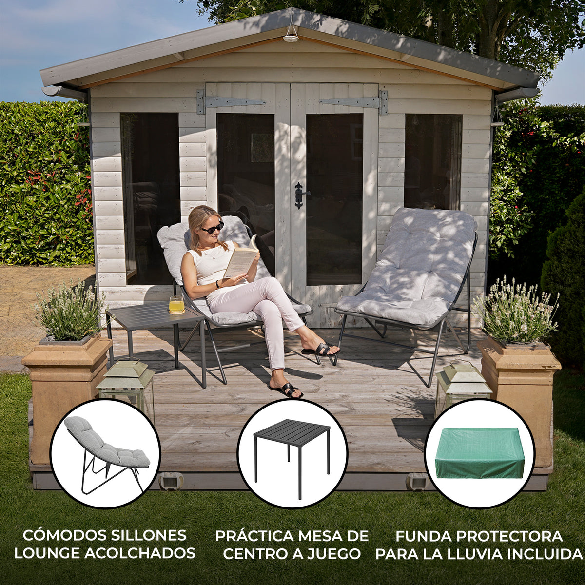 Mujer leyendo en un sillón lounge acolchado frente a una cabaña de madera, con mesa de centro y funda protectora para la lluvia