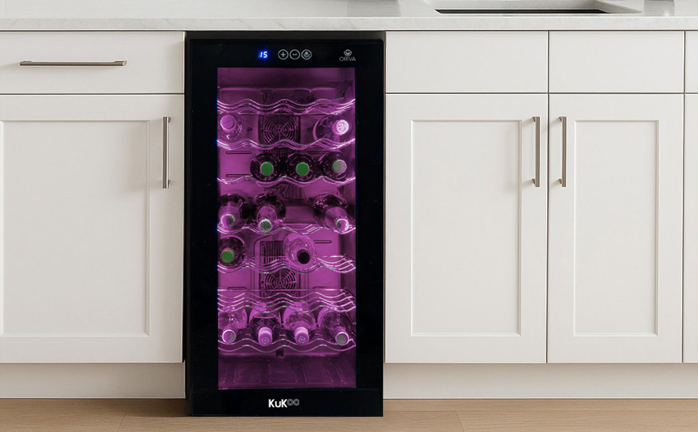 Vinoteca de diseño elegante con luz LED morada, capacidad para varias botellas, puertas de vidrio y acabado negro moderno