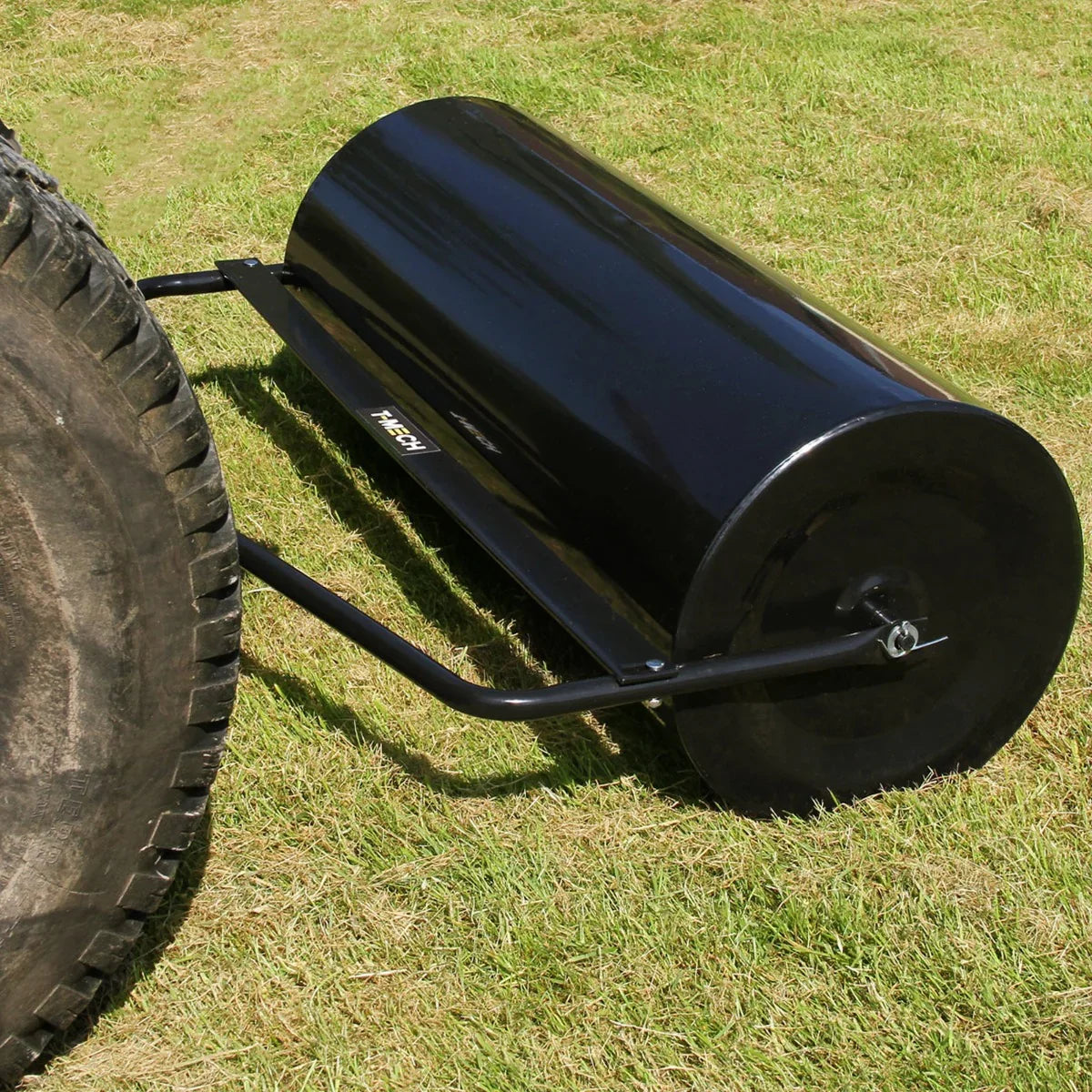 Rodillo de jardín remolcable T-Mech de 120 L, cilindro negro brillante con marco metálico, ideal para nivelar y compactar el suelo