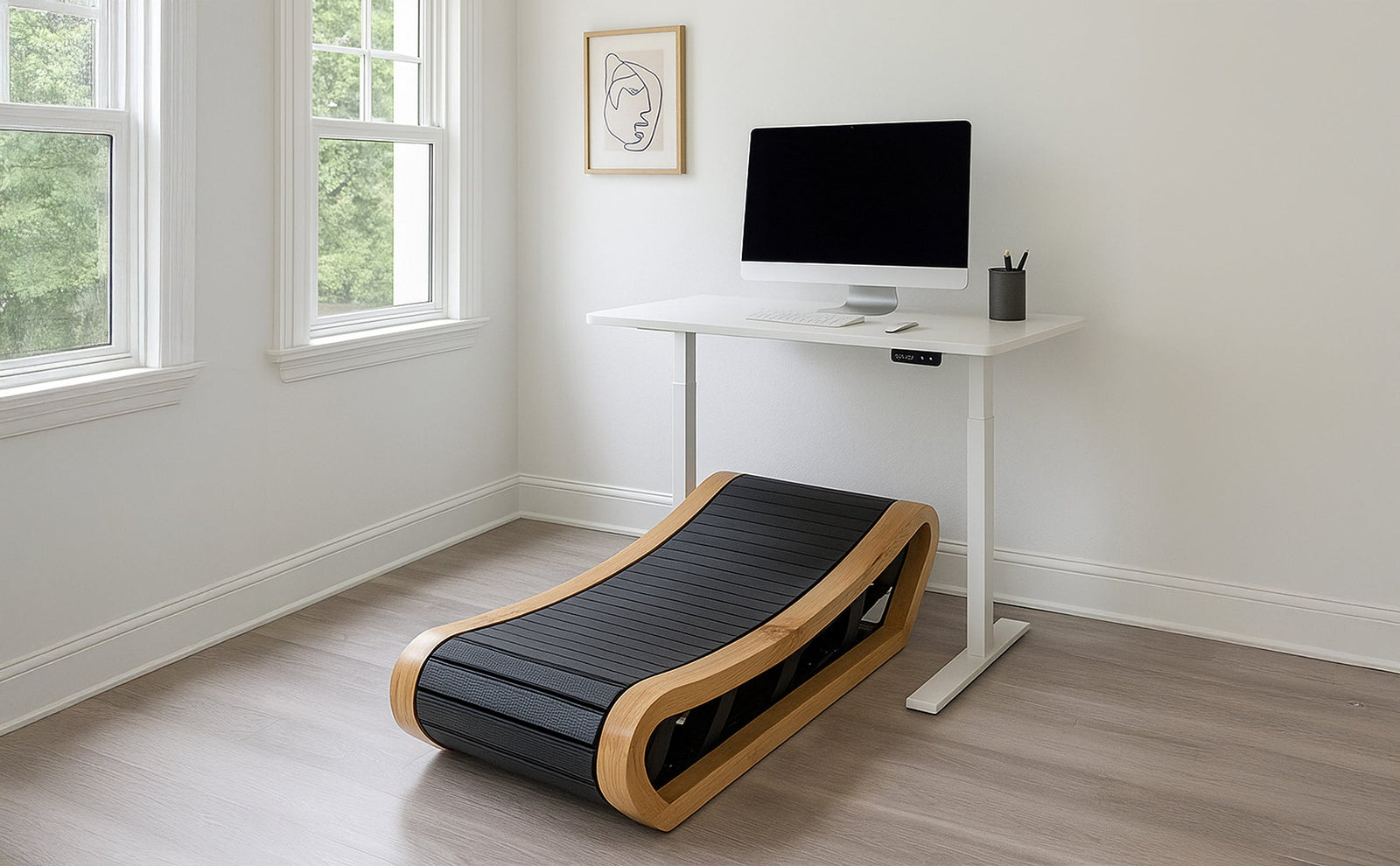 Caminadora de diseño elegante con base de madera clara y superficie negra, ubicada en un espacio de trabajo moderno y luminoso