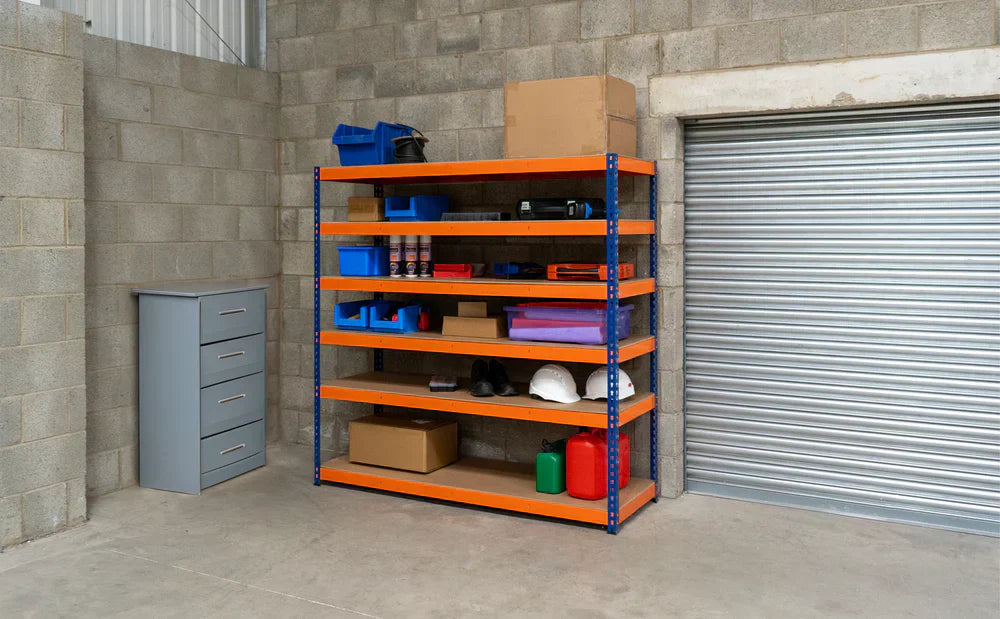 Estantería de metal naranja con estantes de madera, organizada con cajas, herramientas y artículos de almacenamiento en un garaje gris