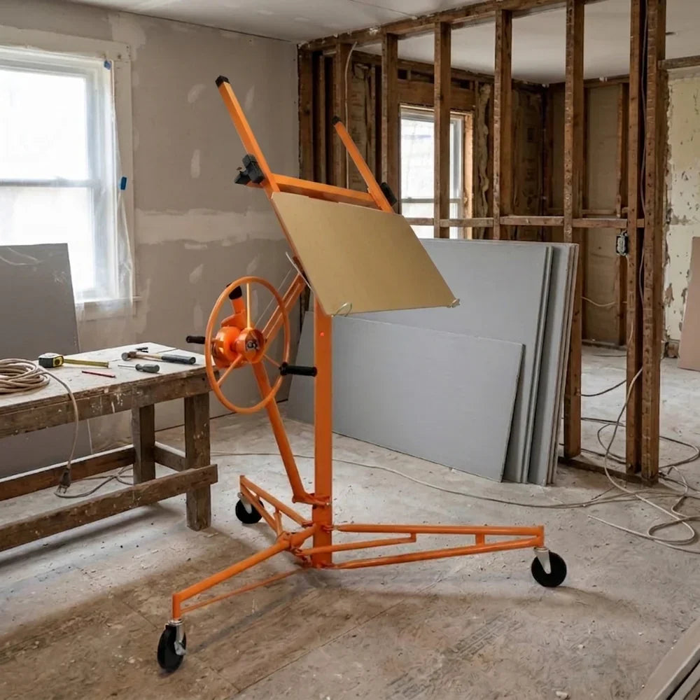 Soporte de yeso naranja en una habitación en construcción, con placas de yeso y herramientas en el suelo, paredes sin terminar
