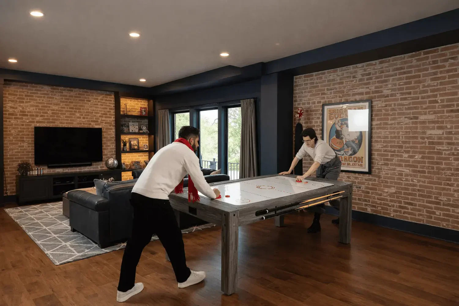 Mesa de juegos 7 en 1 en un salón moderno, con jugadores disfrutando, paredes de ladrillo expuesto y luz natural brillante