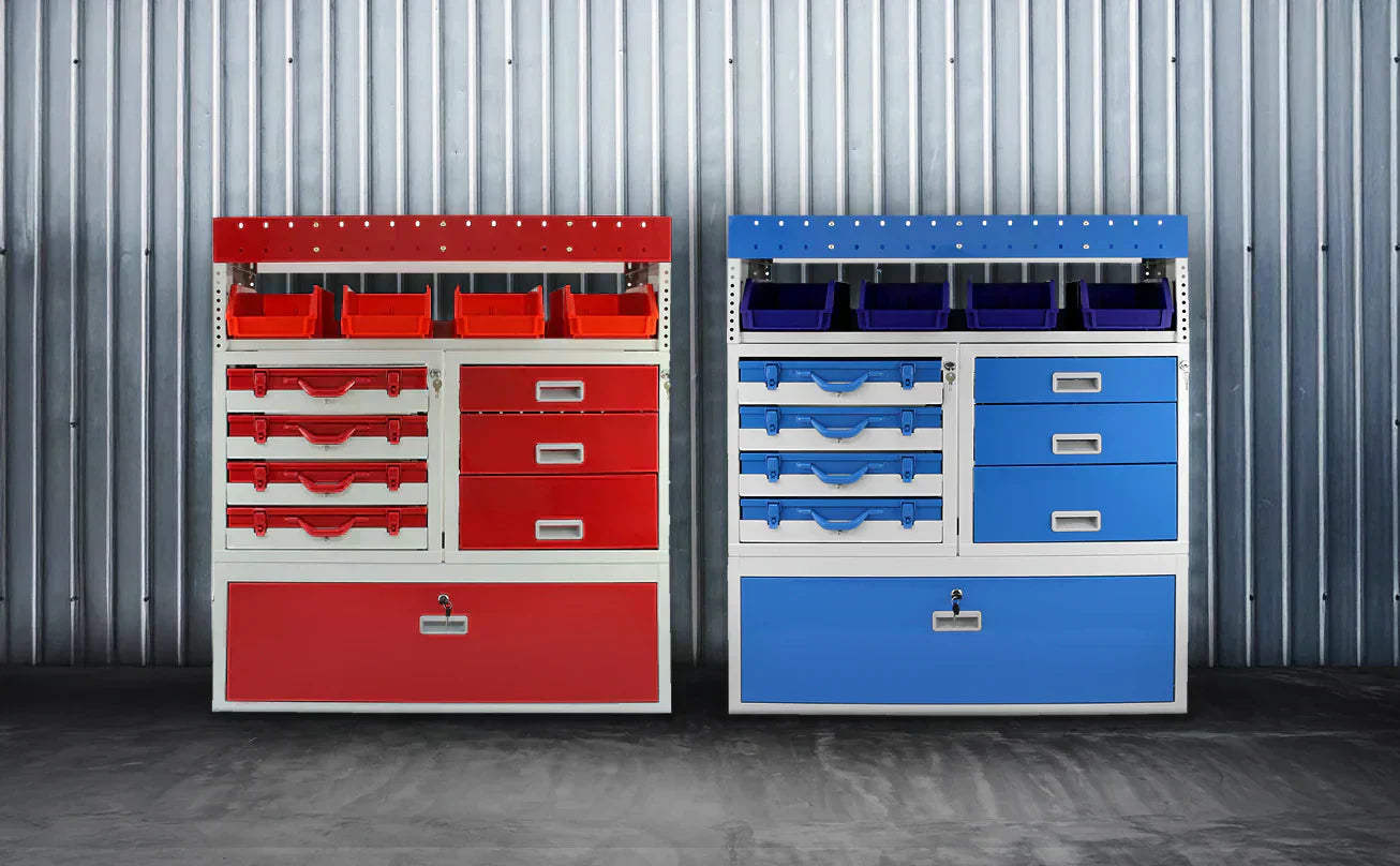 Muebles de almacenamiento para furgonetas en rojo y azul, con cajones y contenedores, sobre fondo metálico texturizado
