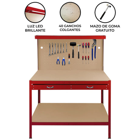 Mesa de trabajo robusta con superficie beige, herramientas colgadas en panel trasero, y cajón para almacenamiento, estructura roja