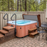 Cubierta marrón de 2m x 2m para jacuzzi, con textura suave, diseñada para proteger y mantener el calor del agua en exteriores