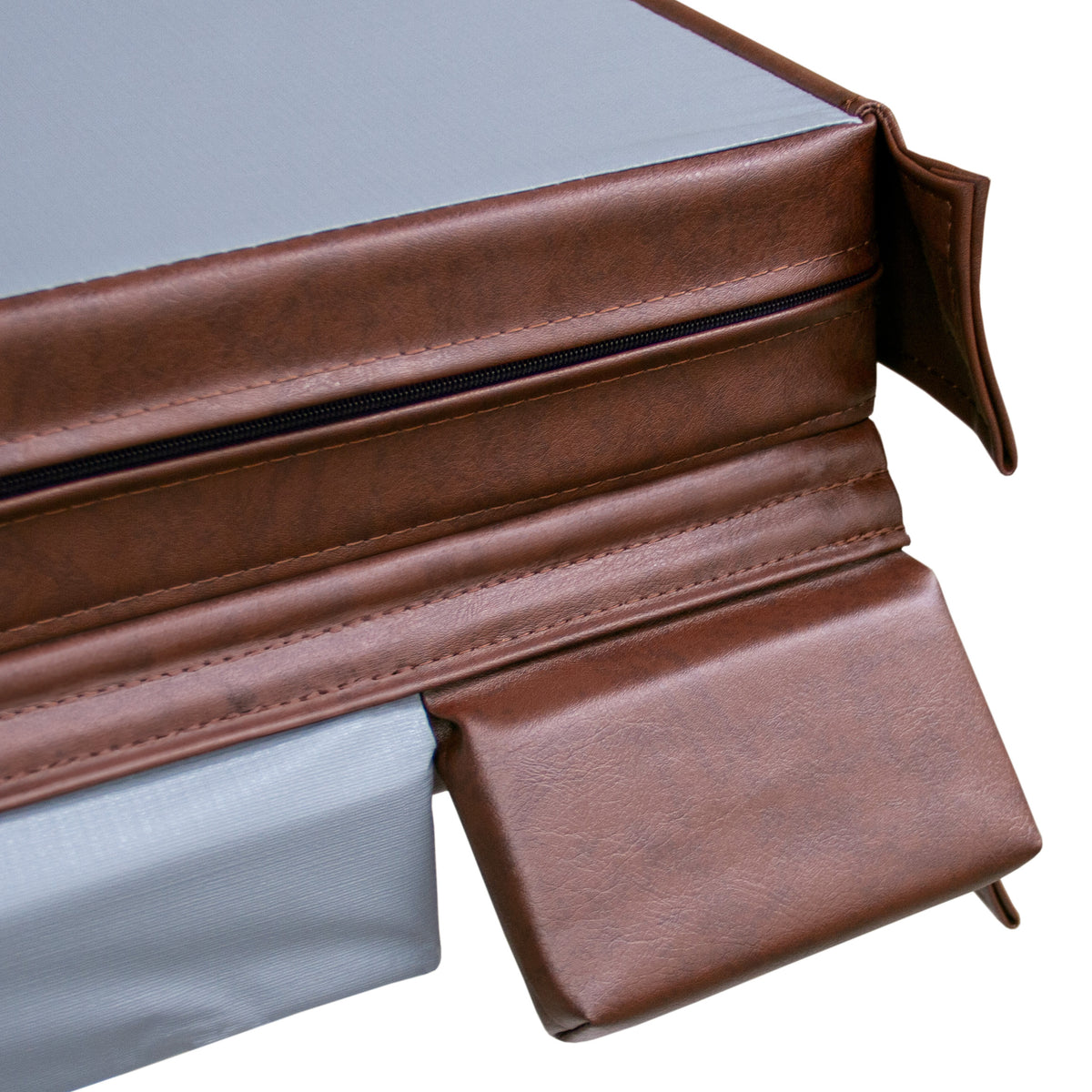 Cubierta marrón para jacuzzi de 2,1m x 2,1m, con textura suave y cierre de cremallera, ideal para proteger y mantener el calor