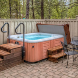 Cubierta marrón para jacuzzi de 2,1m x 2,1m, con textura suave, diseñada para proteger y mantener el agua caliente y limpia