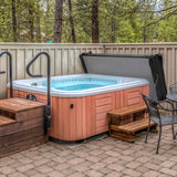 Cubierta negra para jacuzzi de 2,2m x 2,2m, con textura resistente, que protege el jacuzzi en un entorno natural y relajante