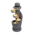 Fuente de agua de jardín "Spiral Springs" en color gris, con forma espiral, cuatro niveles y luces LED que iluminan el agua que fluye