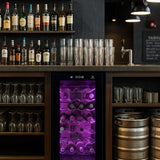 Vinoteca comercial con luz LED morada, estantes de madera, botellas de licor y copas de vidrio en un ambiente elegante y moderno