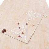 Mesa de juegos 7 en 1 de color roble, con superficie lisa y clara, mostrando fichas de juego en un diseño de tablero atractivo