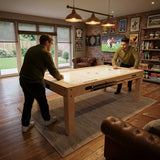 Mesa de juegos 7 en 1 de roble con dos hombres jugando, fondo acogedor con decoración moderna y luz natural entrando por la ventana