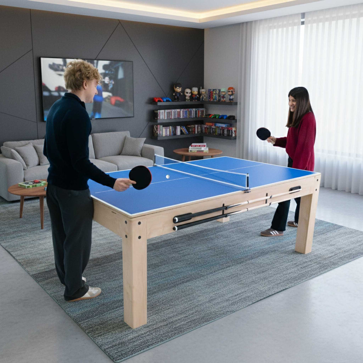 Mesa de juegos de roble con superficie azul, dos jugadores usando palas de ping-pong, ambiente moderno y acogedor en sala de estar