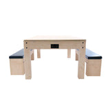 Mesa de juegos de roble con dos bancos de almacenamiento, superficie lisa y clara, diseño moderno y funcional, ideal para entretenimiento