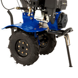 Motocultor a gasolina de 7.5 CV con ruedas grandes, chasis azul brillante y motor visible, ideal para trabajos de jardinería y agricultura