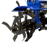 Motocultor a gasolina de 7.5 CV con cuerpo azul, cuchillas negras y doradas, diseñado para labrar suelos de manera eficiente