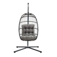 Silla colgante tipo huevo de ratán negro con cojín gris, diseño moderno y estructura metálica, ideal para interiores y exteriores