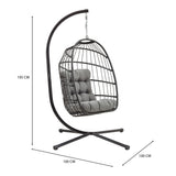 Silla colgante tipo huevo de ratán negra con cojines grises, estructura metálica elegante y diseño moderno, ideal para interiores y exteriores