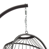 Silla colgante tipo huevo de ratán negro con estructura metálica, diseño moderno y tejido entrelazado que aporta comodidad y estilo