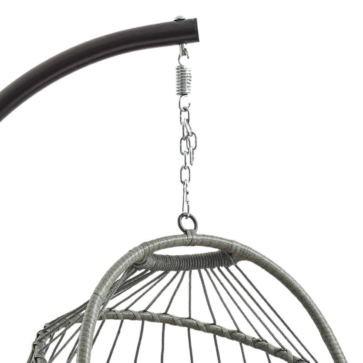 Silla colgante tipo huevo de ratán gris con estructura metálica, diseño moderno y trenzado elegante, ideal para interiores y exteriores