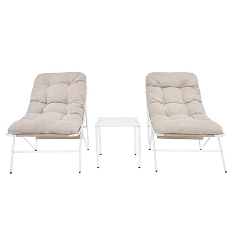 Conjunto de jardín de 3 piezas en crema, incluye dos sillones acolchados y una mesa de vidrio, con estructura blanca y moderna