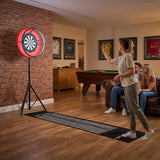 Mesa de juegos de roble 7 en 1 con set de dardos, luz LED y un ambiente acogedor, ideal para entretenimiento en casa