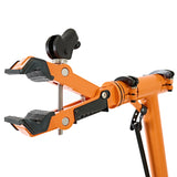 Soporte de reparación para bicicletas en color naranja, con pinzas ajustables y base robusta para estabilidad y comodidad en el mantenimiento