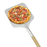 Pala para pizza KuKoo de 22 cm con mango de madera y superficie de acero inoxidable, sosteniendo una pizza con ingredientes frescos