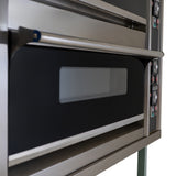Horno comercial grande para pizza KuKoo en acero inoxidable, con pala para pizza y controles en la parte frontal, diseño robusto y funcional