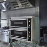 Horno comercial grande para pizza KuKoo en acero inoxidable, con dos compartimentos y controles de temperatura visibles, ideal para pizzerías