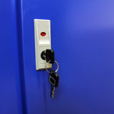 Llave colgando de un llavero en un mueble expositor azul brillante para cigarrillos y vapeadores, con botón de cierre visible